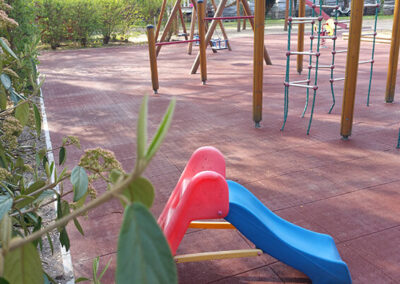 Játszótér építés, gumiburkolat cserével