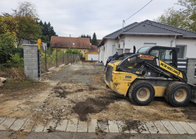 Erdőkertes tereprendezés, földmunka New Holland-al